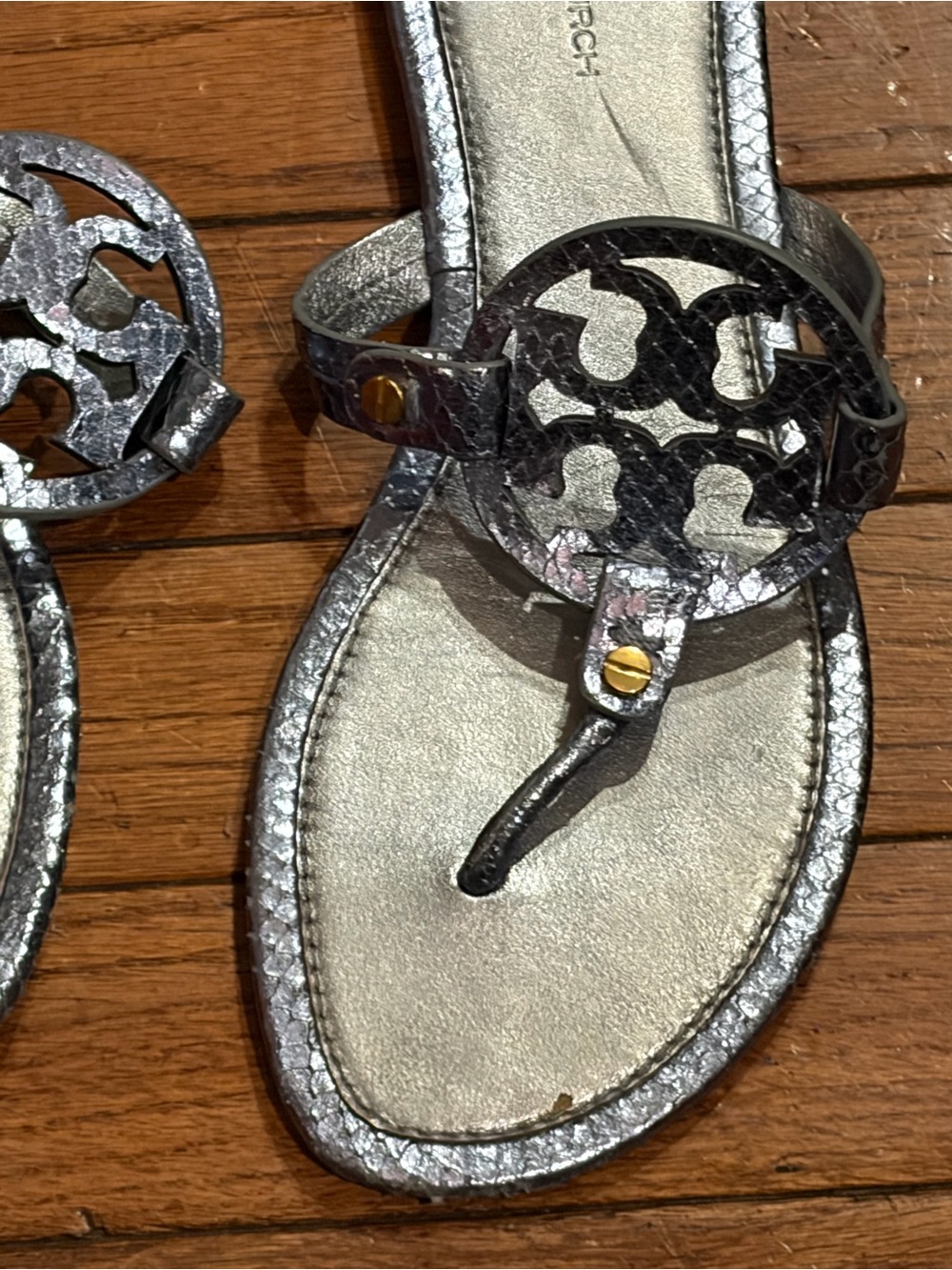 Tory Burch Metallic sky blue Logo Thong Sandals size 8 - Picture 2 of 7